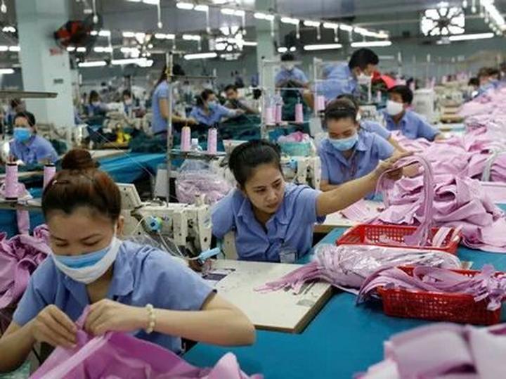 1. Áo hai dây bản mảnh: Áo hai dây bản mảnh tuy nhiên là một trong những mẫu áo khó